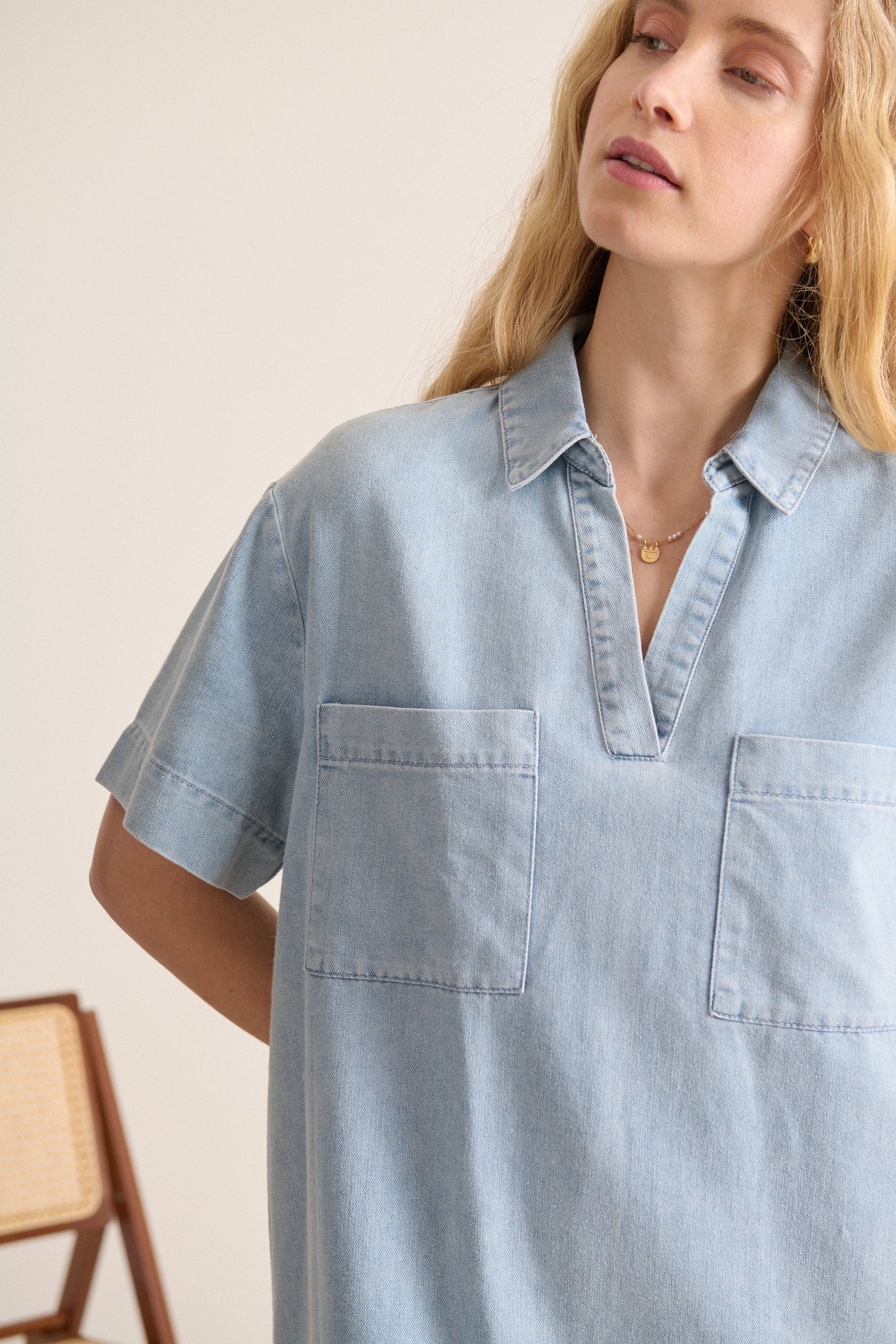 Robe coloris bleu en chambray légère, col chemise, manches courtes et poches, parfaite en collection printemps été.