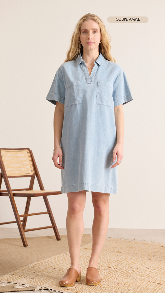 Élégante robe bleu en chambray avec col chemise, manches courtes et poches, vêtement femme chic