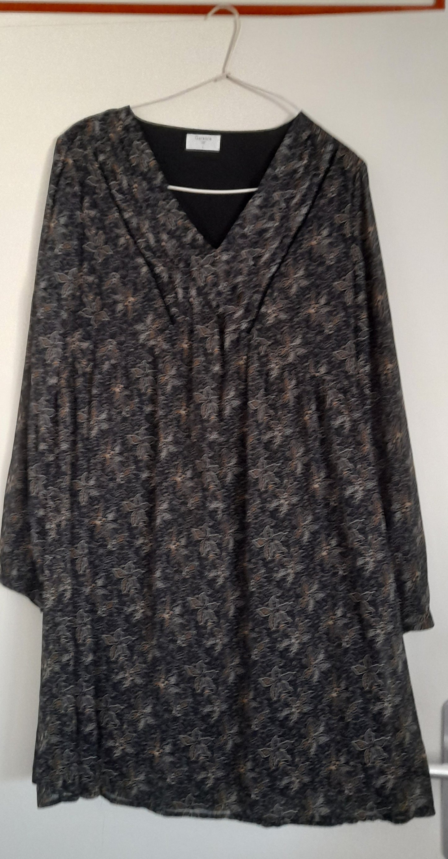 robe noire fluide imprimée fleuri bleu et or