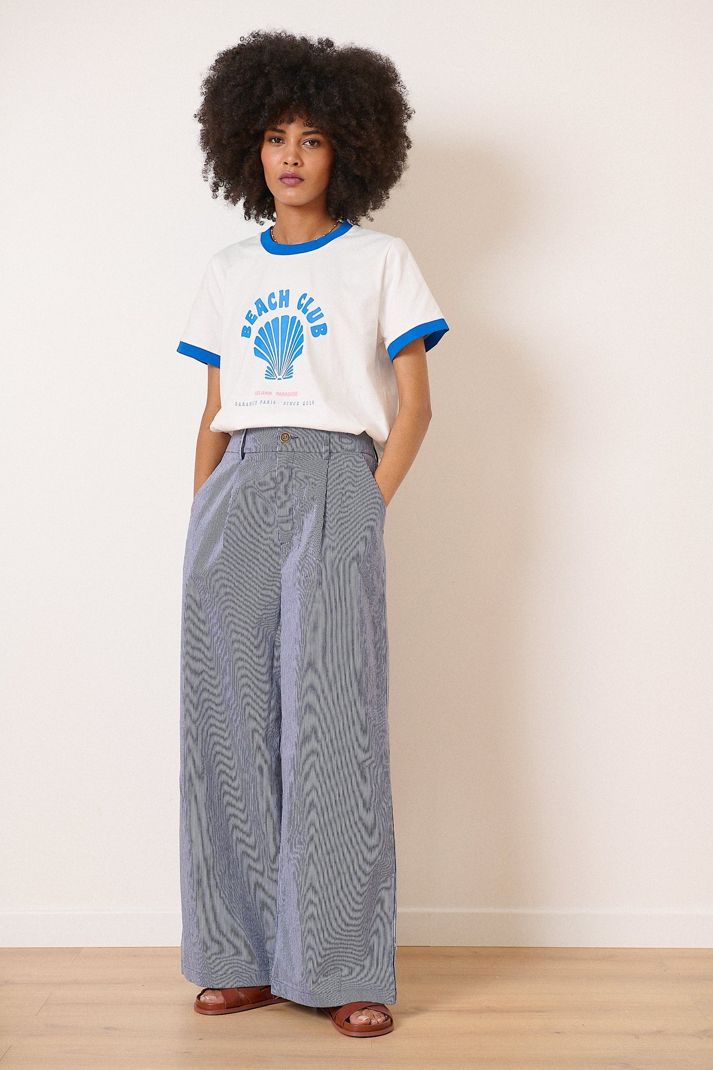 Pantalon large à fines rayures à taille haute avec fermeture par bouton et passants à la taille bas collection femme