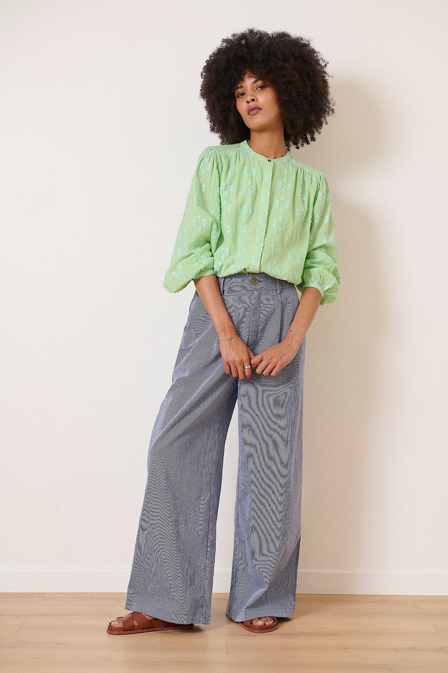 Pantalon à rayures verticales avec jambes évasées et larges avec poches et plis avant taille haute printemps femme