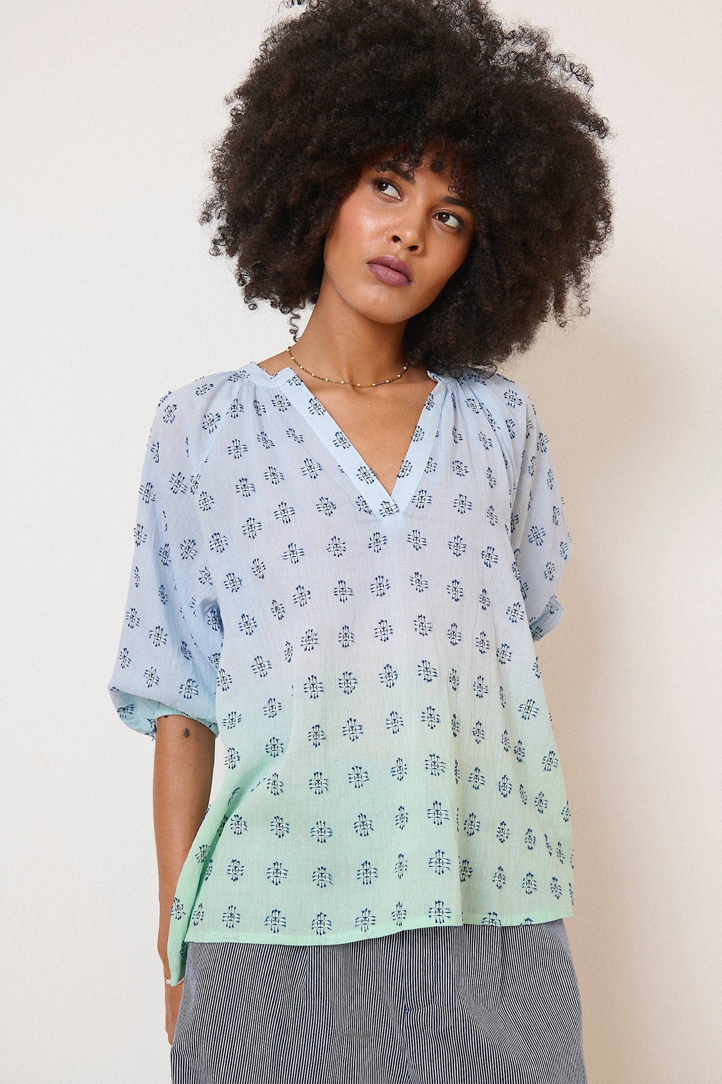Blouse Garance manches ballon 3/4 dip dye bleu et vert col v et collection femme printemps été