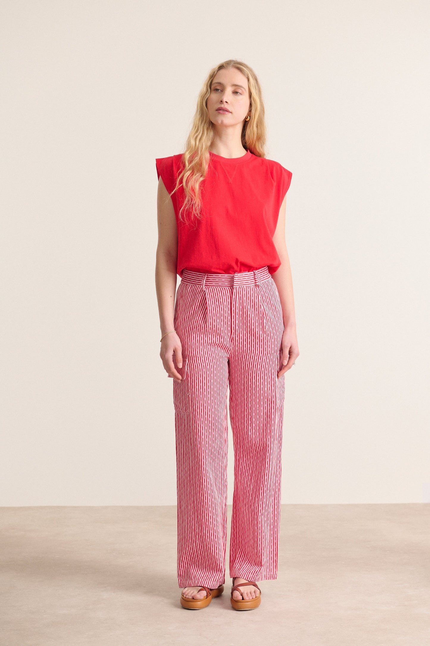 Haut fluide coupe ample légèrement oversize coloris rouge sans manches Garance Paris marque française