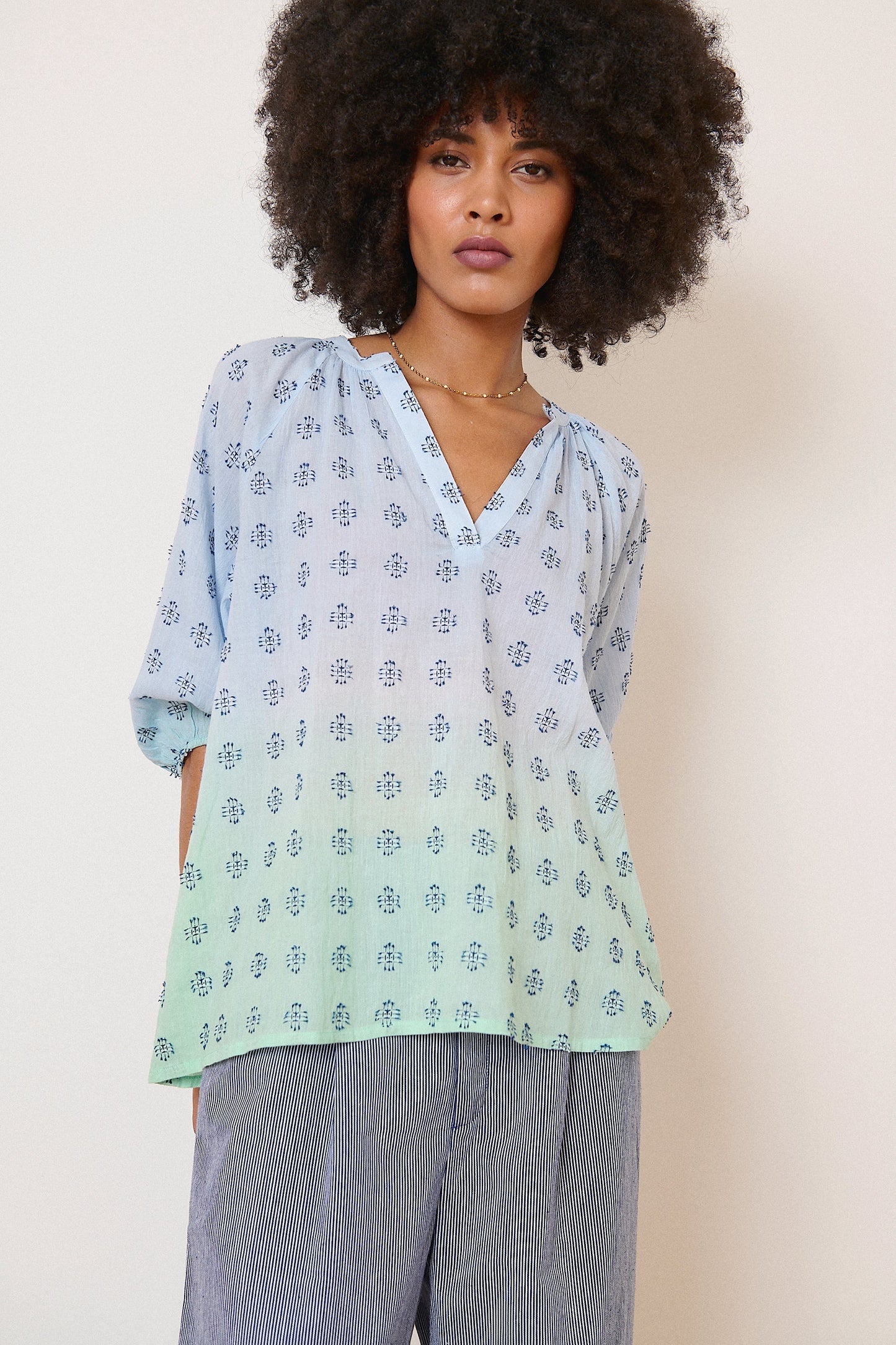 Haut à manches 3/4 avec broderie et col V collection printemps été femme garance paris