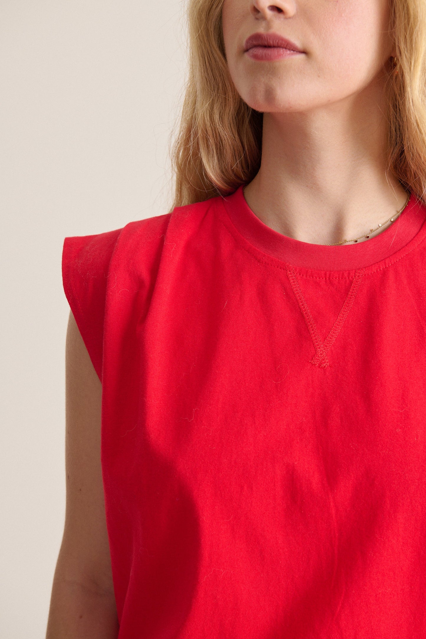 Top sans manches à coupe ample et fluide couleur rouge détails sur les épaules vêtement tendance Femme
