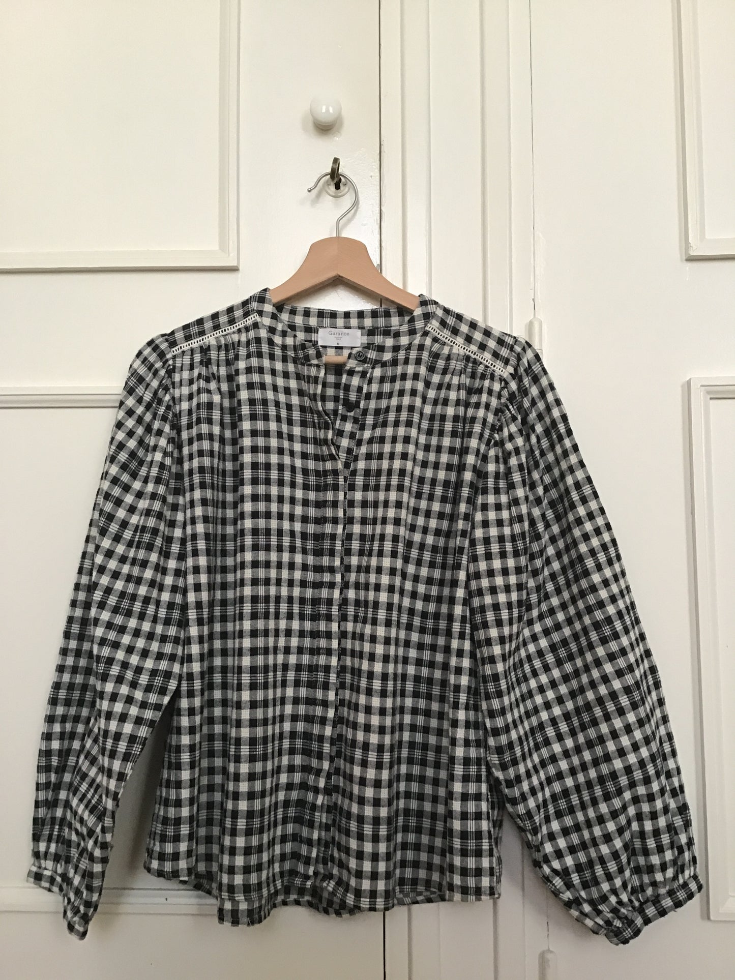 Charmante blouse à carreaux noir et blanc très tendance pour hiver 2026