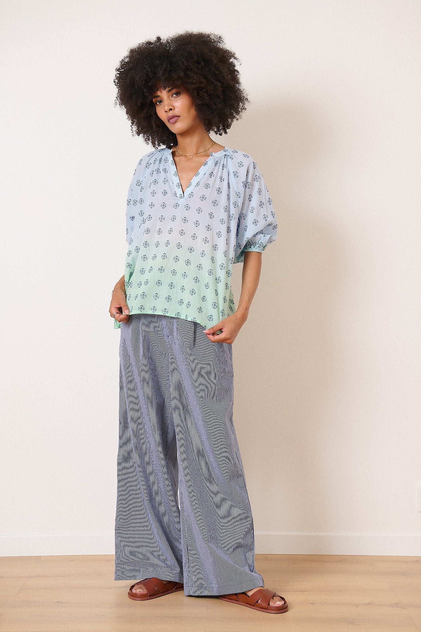Blouse tendance été 2025 collection femme dip dye vert et bleu haut avec encolure V