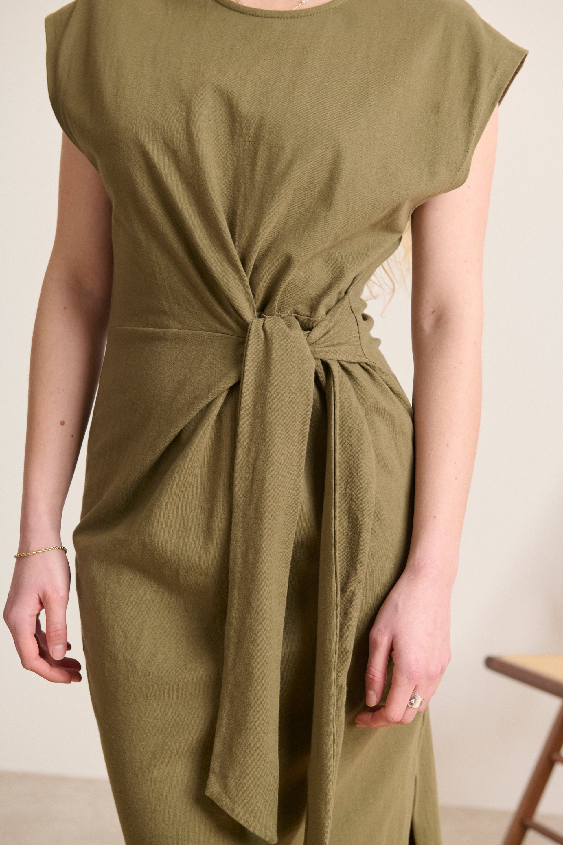 Confort et style avec cette robe t-shirt sans manches, col rond, fentes côtés, collection printemps été.