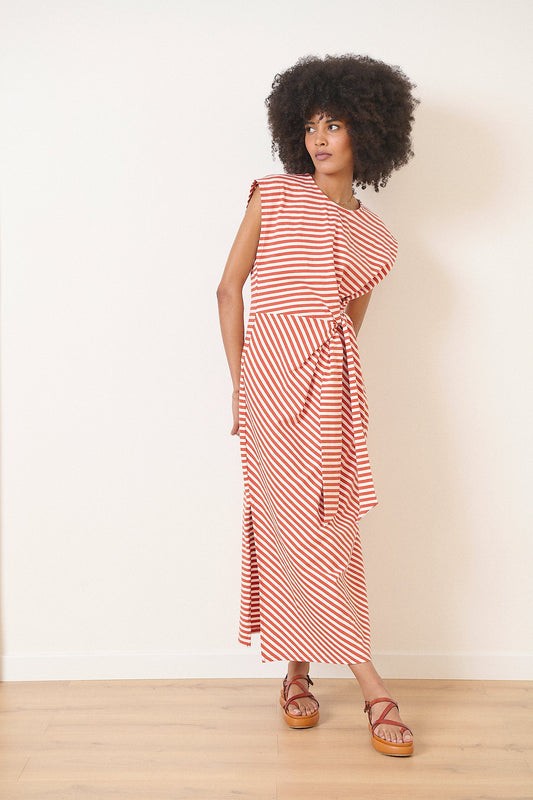 Robe au format t-shirt à nouer sur le côté avec encolure ronde avec coloris terre cuite et jeu de rayures Garance Paris