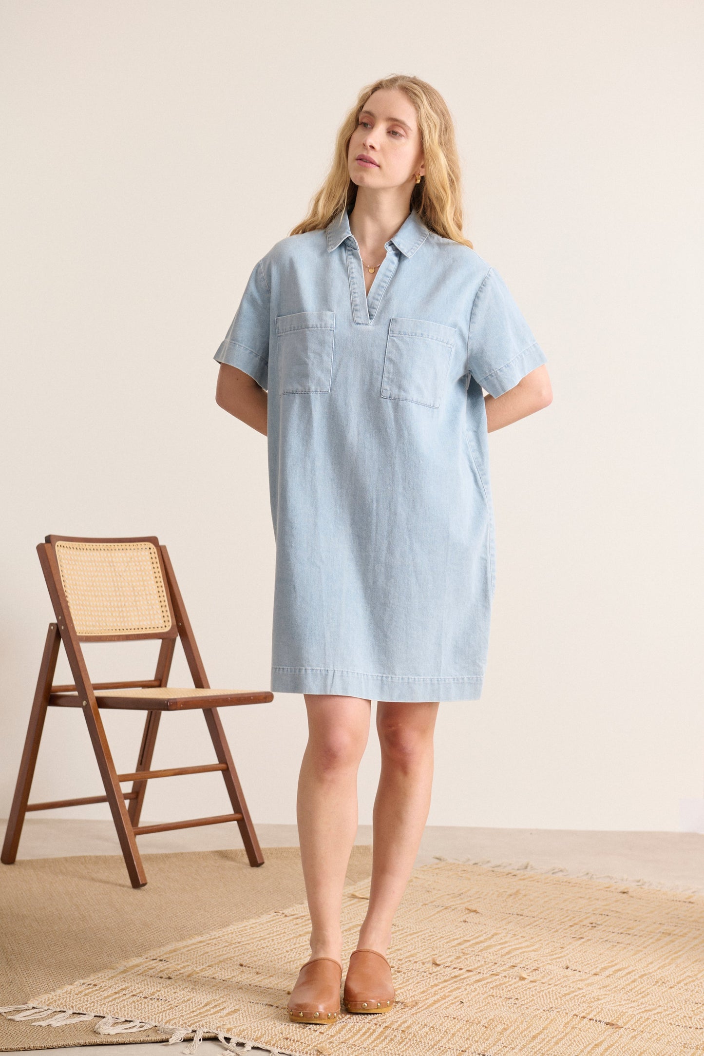 Fluide et intemporelle, robe en chambray avec col chemise, manches courtes et poches, Garance Paris.