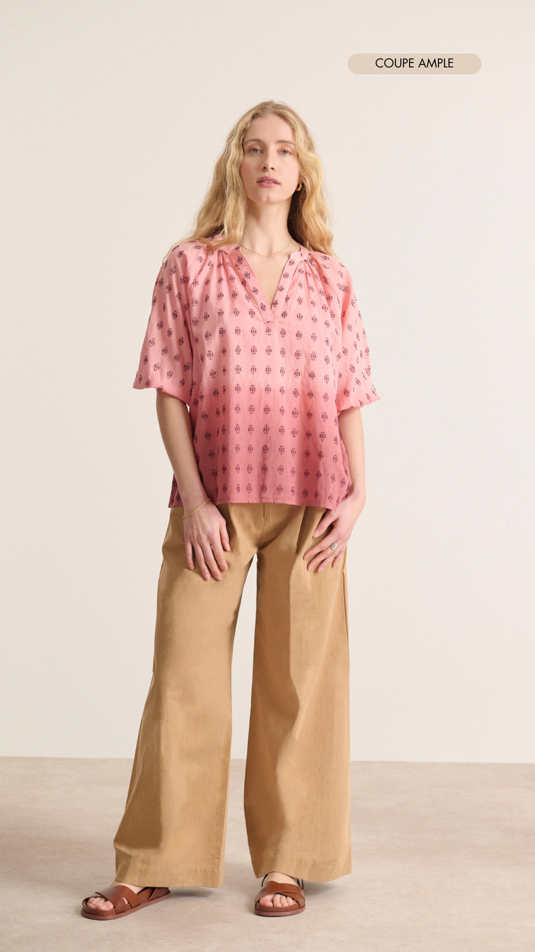 Blouse ample avec manches 3/4 élastiquées et fronces autour du col matière broderie plumetis avec dip dye réalisé à la main