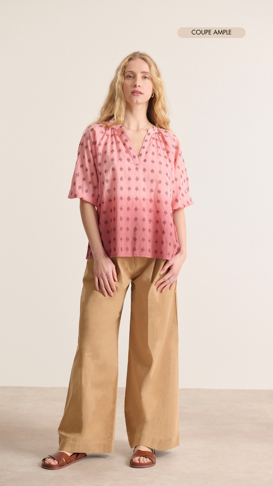 Blouse ample avec manches 3/4 élastiquées et fronces autour du col matière broderie plumetis avec dip dye réalisé à la main
