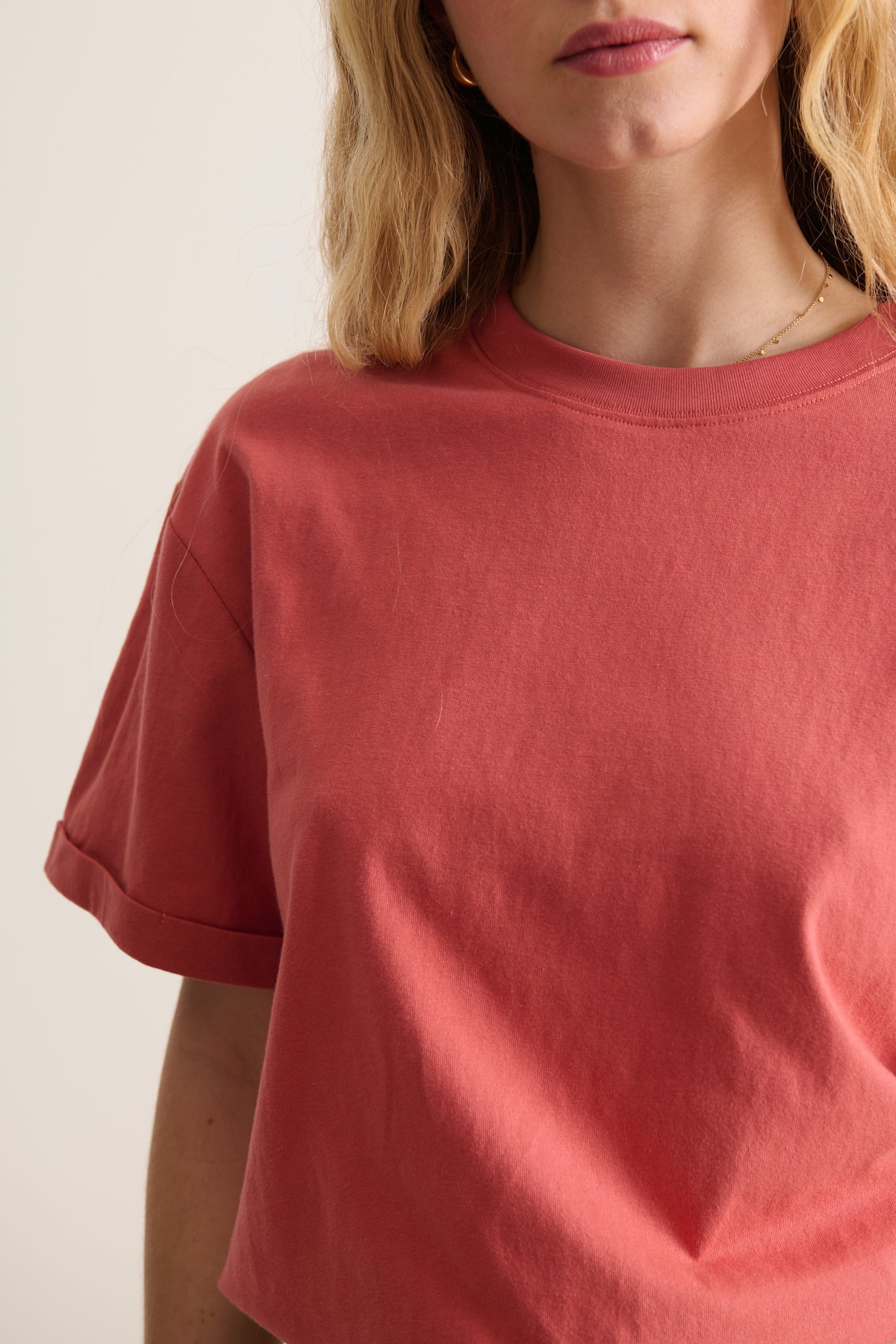T-shirt au coloris estival terracotta avec des manches courtes au tombé structuré et en matière naturelle 100% coton