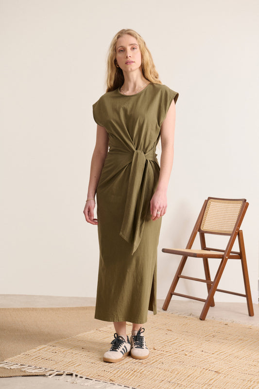 Robe kaki t-shirt sans manches, col rond, fentes côtés et nœud à la taille, vêtement femme tendance.