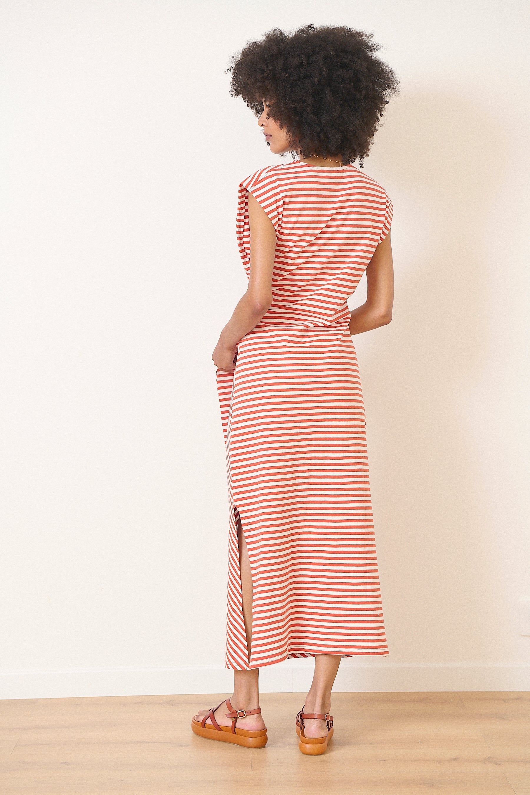 Robe à nouer sur le côté  avec rayures originales au coloris terre cuite terracotta au format t-shirt avec fente en bas