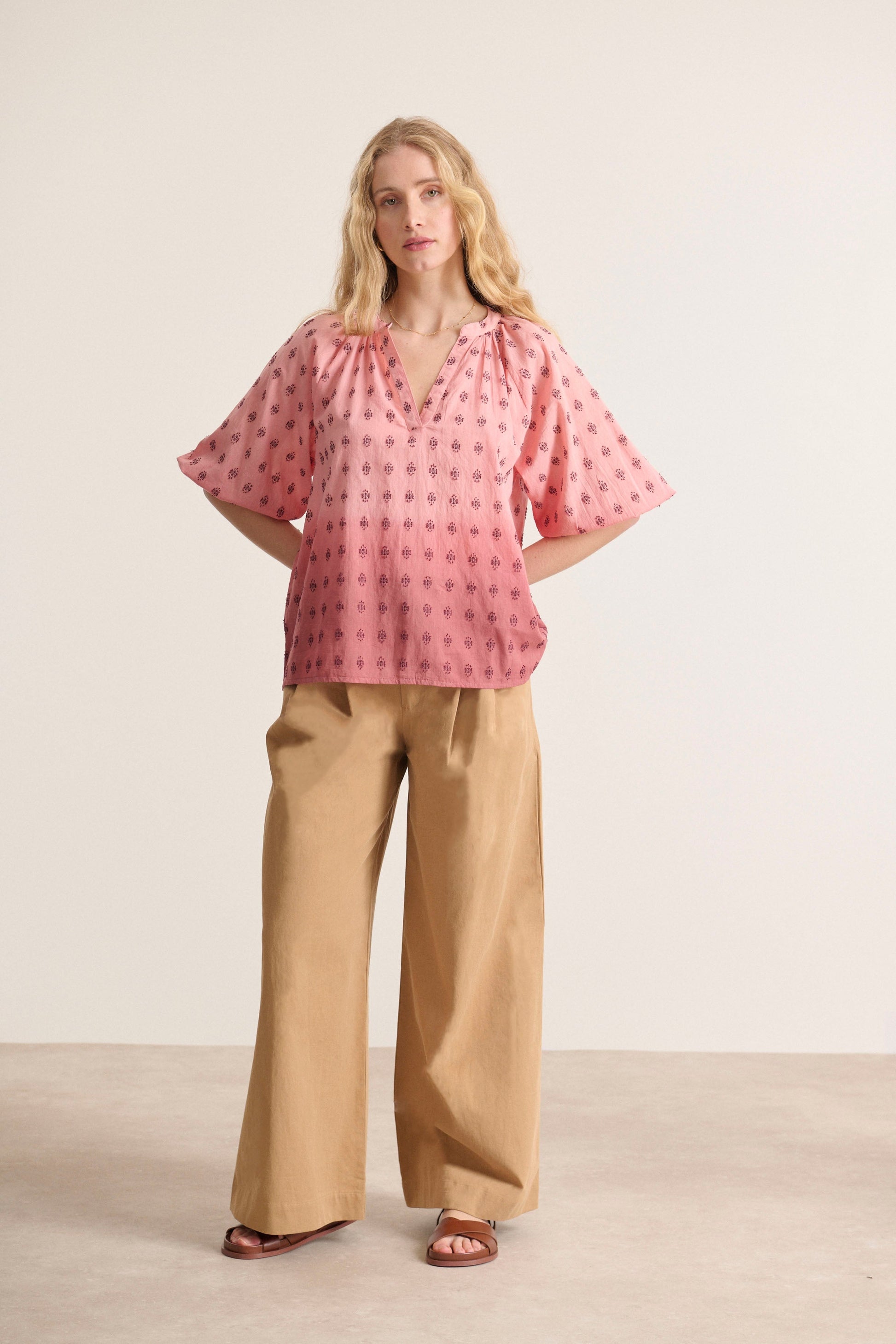 Blouse légère couleur terre cuite avec broderie couleur terracotta avec manches 3/4 top à la coupe fluide Garance Paris