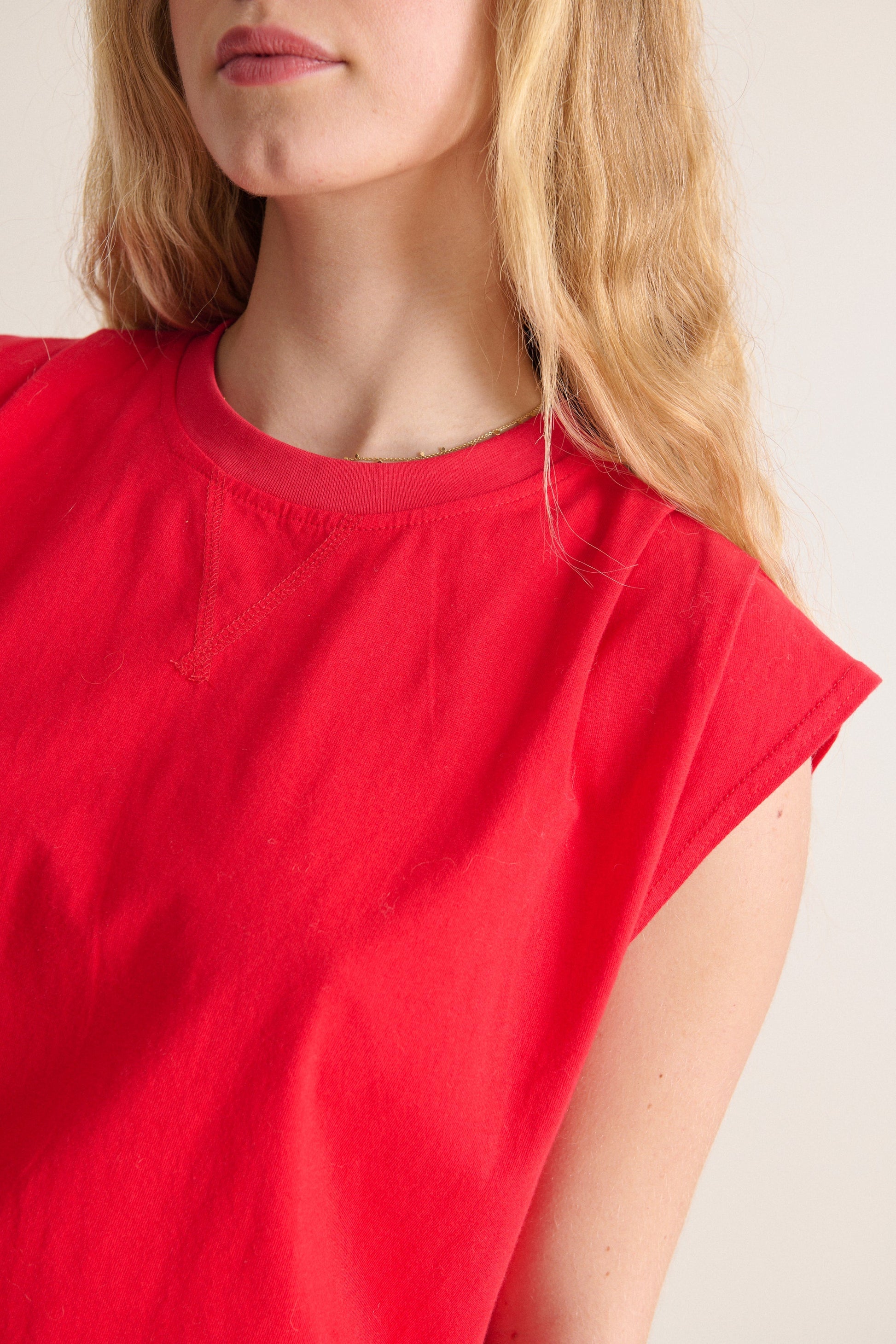 T-shirt coloré rouge forme intemporelle à manches courtes encolure ronde coupe ample vêtement Femme modèle oversize