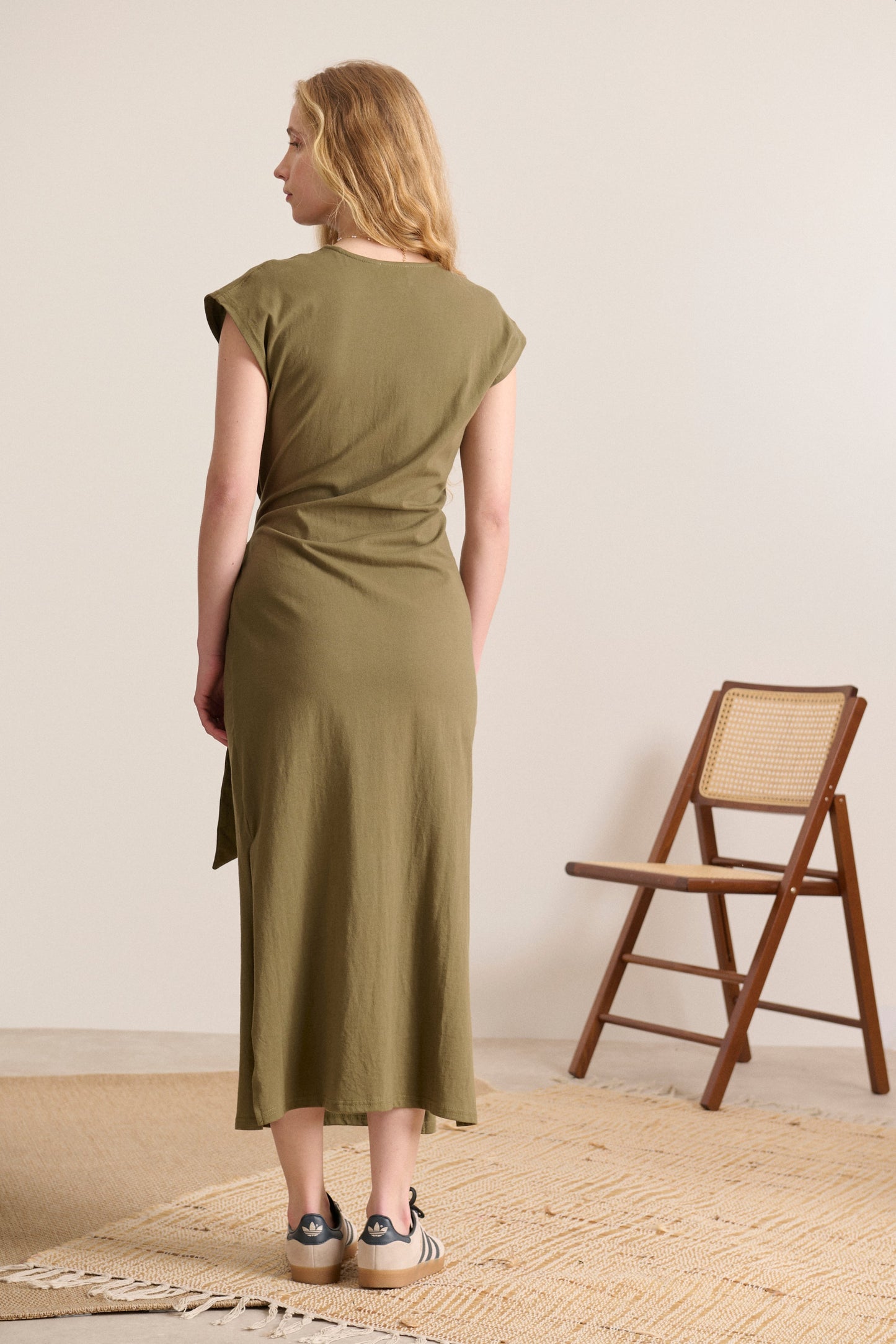 Look casual et féminin avec cette robe t-shirt sans manches kaki, fentes côtés et nœud à la taille
