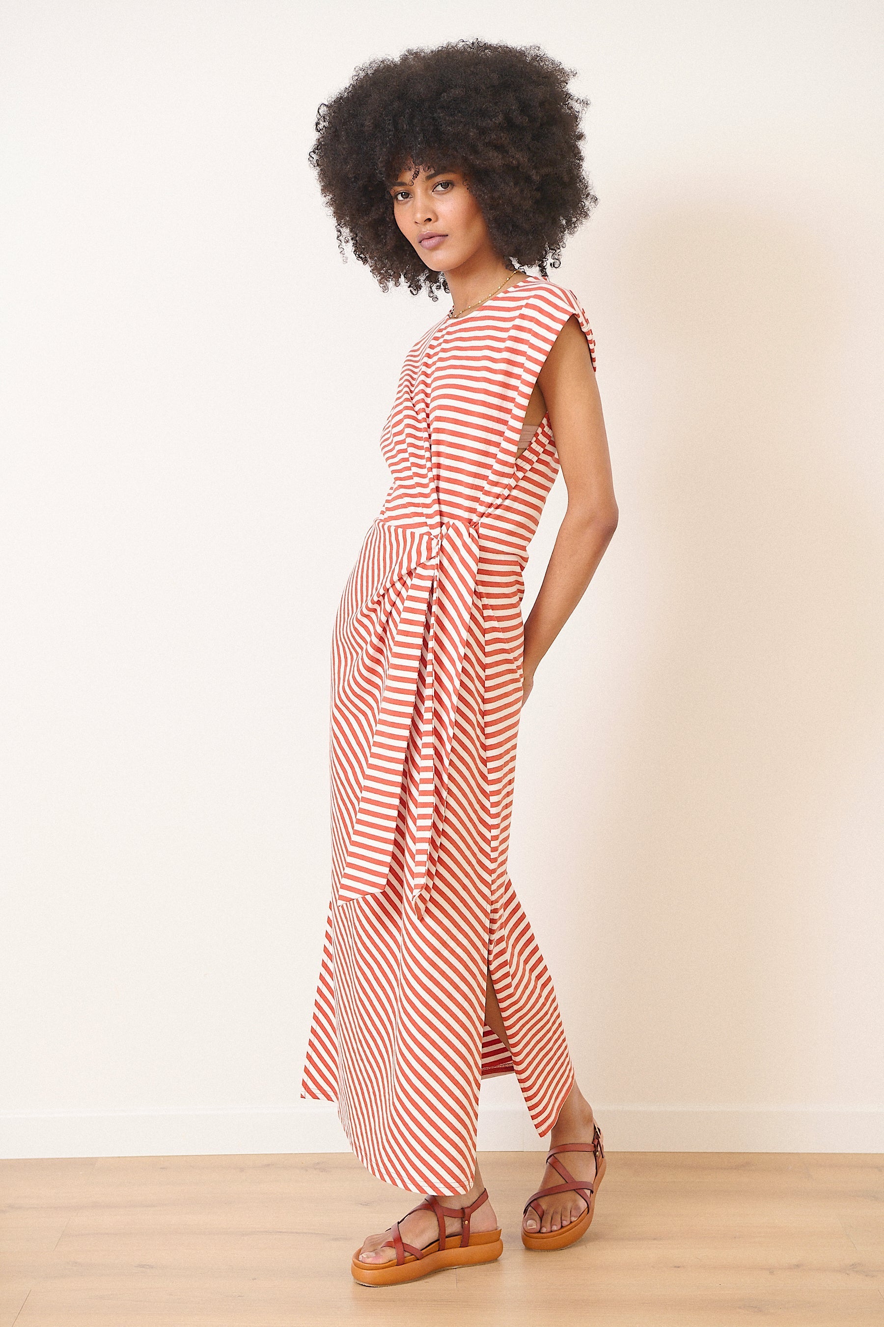 Robe en coton au format t-shirt chic et tendance tenue légère à rayures coloris terre cuite