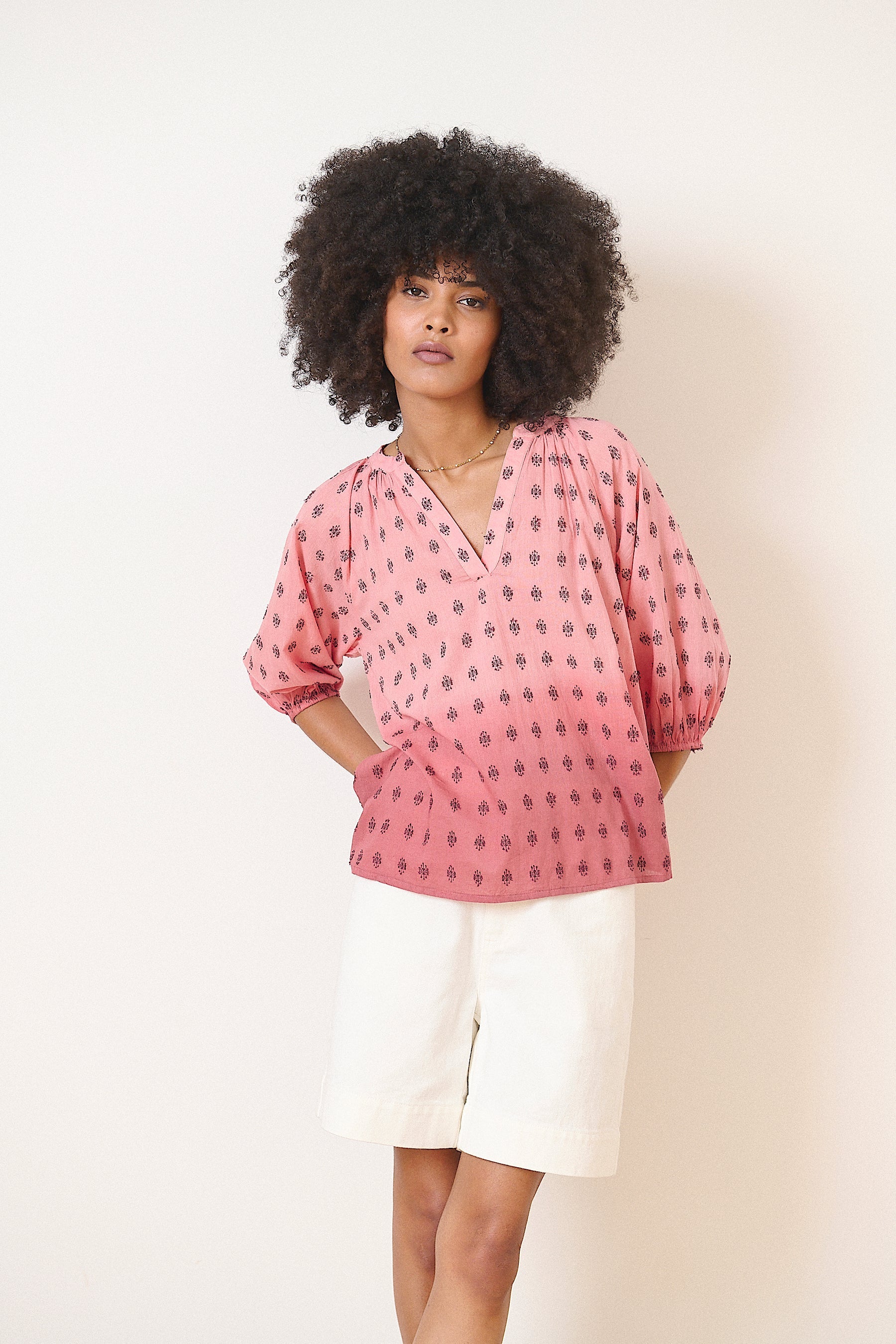 Blouse à la coupe ample et fluide au coloris terracotta au col v et aux manches 3/4  tenue vacances été femme