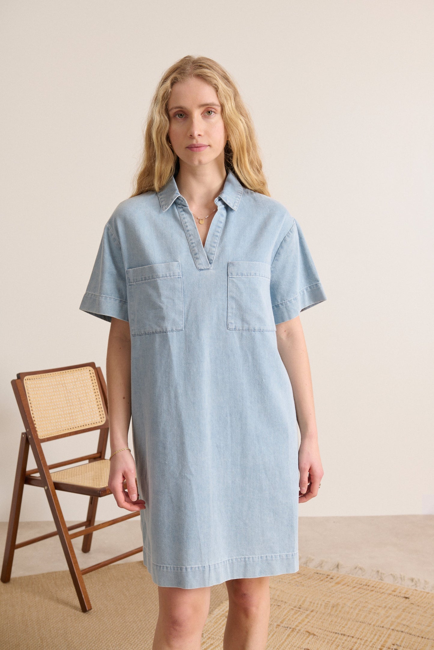 Chic et décontractée, robe en chambray Garance Paris, col chemise, manches courtes et poches.