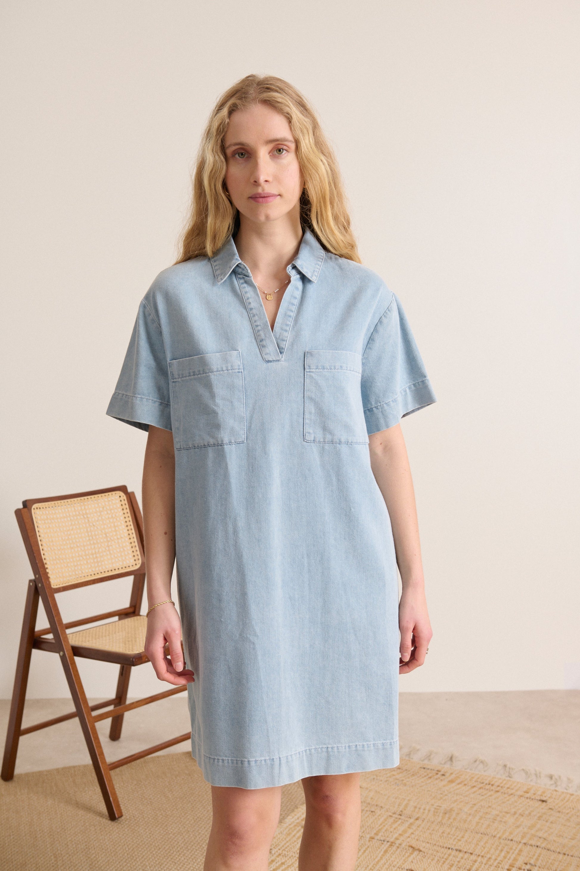 Chic et décontractée, robe en chambray Garance Paris, col chemise, manches courtes et poches.