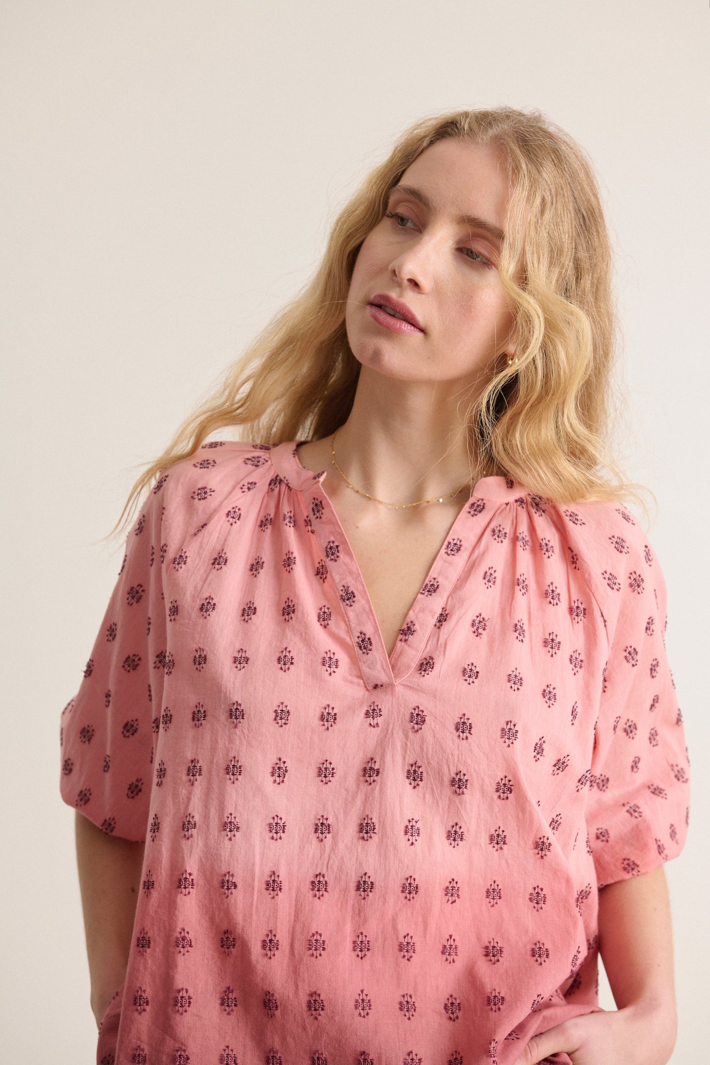 Haut fluide et léger en broderie plumetis 100% coton au coloris terre cuite tenue originale dip dye femme été