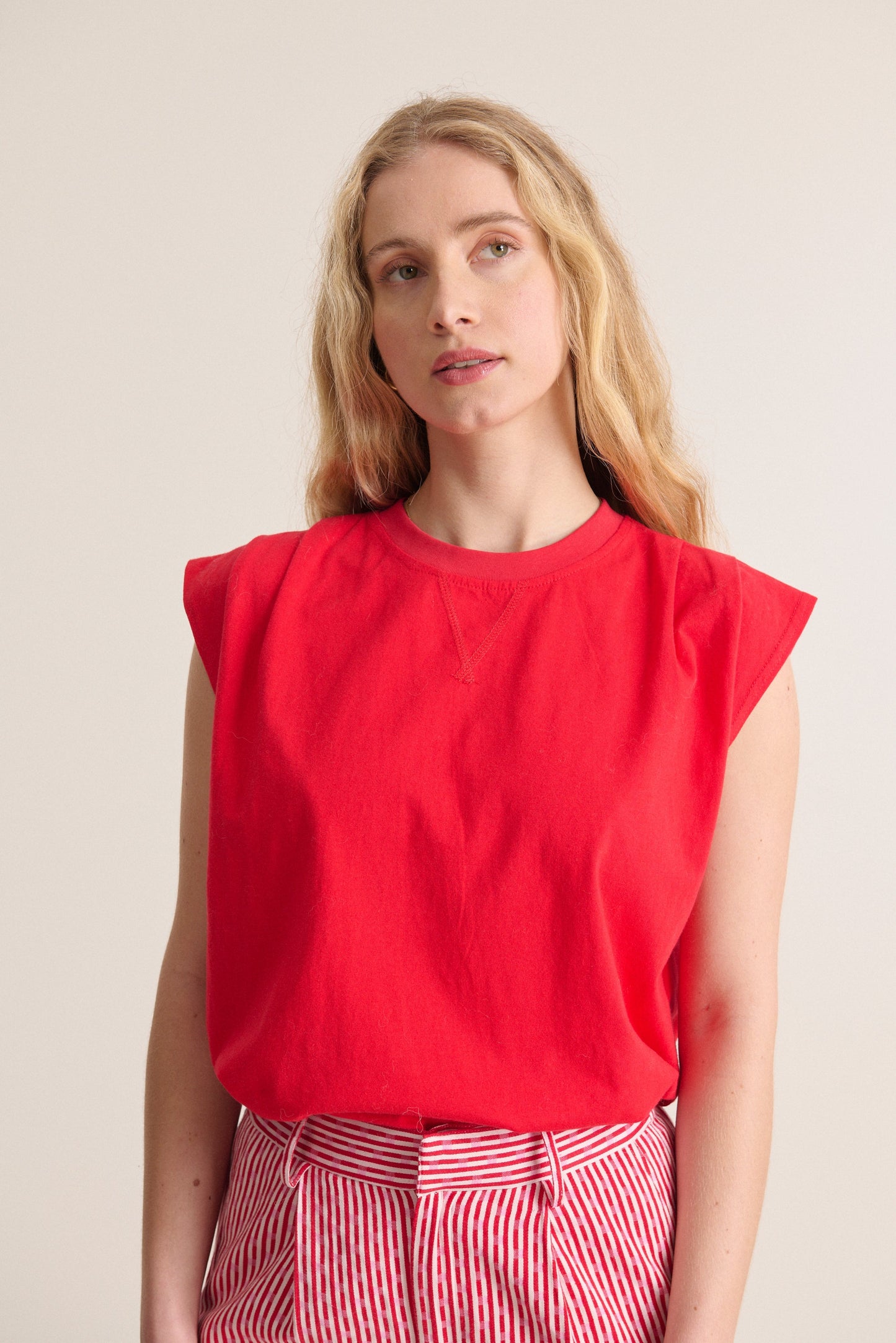 Top léger à manches courtes coloris rouge plis sur les épaules coupe fluide et ample haut Femme style Paris
