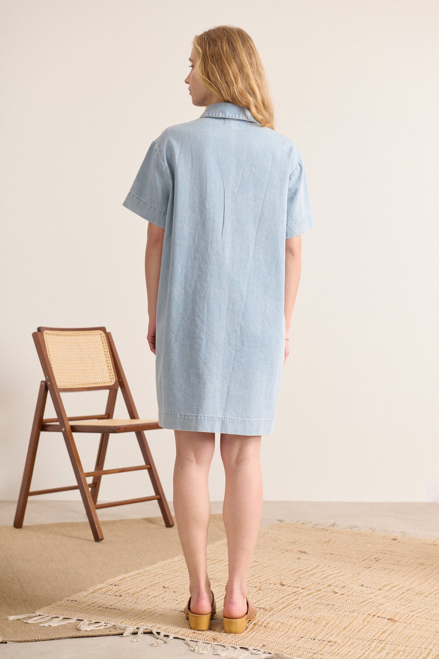 Robe chemise bleu en chambray, manches courtes et poches, idéale pour un look estival, vêtement femme.