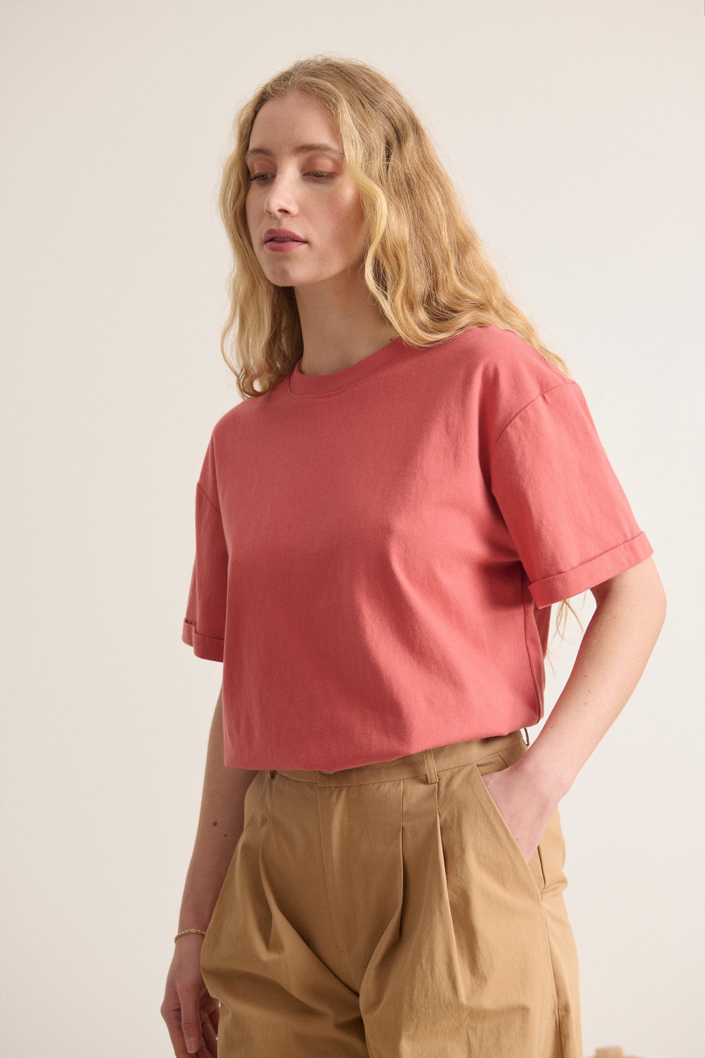 Pièce intemporelle et colorée style t-shirt volume légèrement ample et à la coupe droite en coton coloris terre cuite