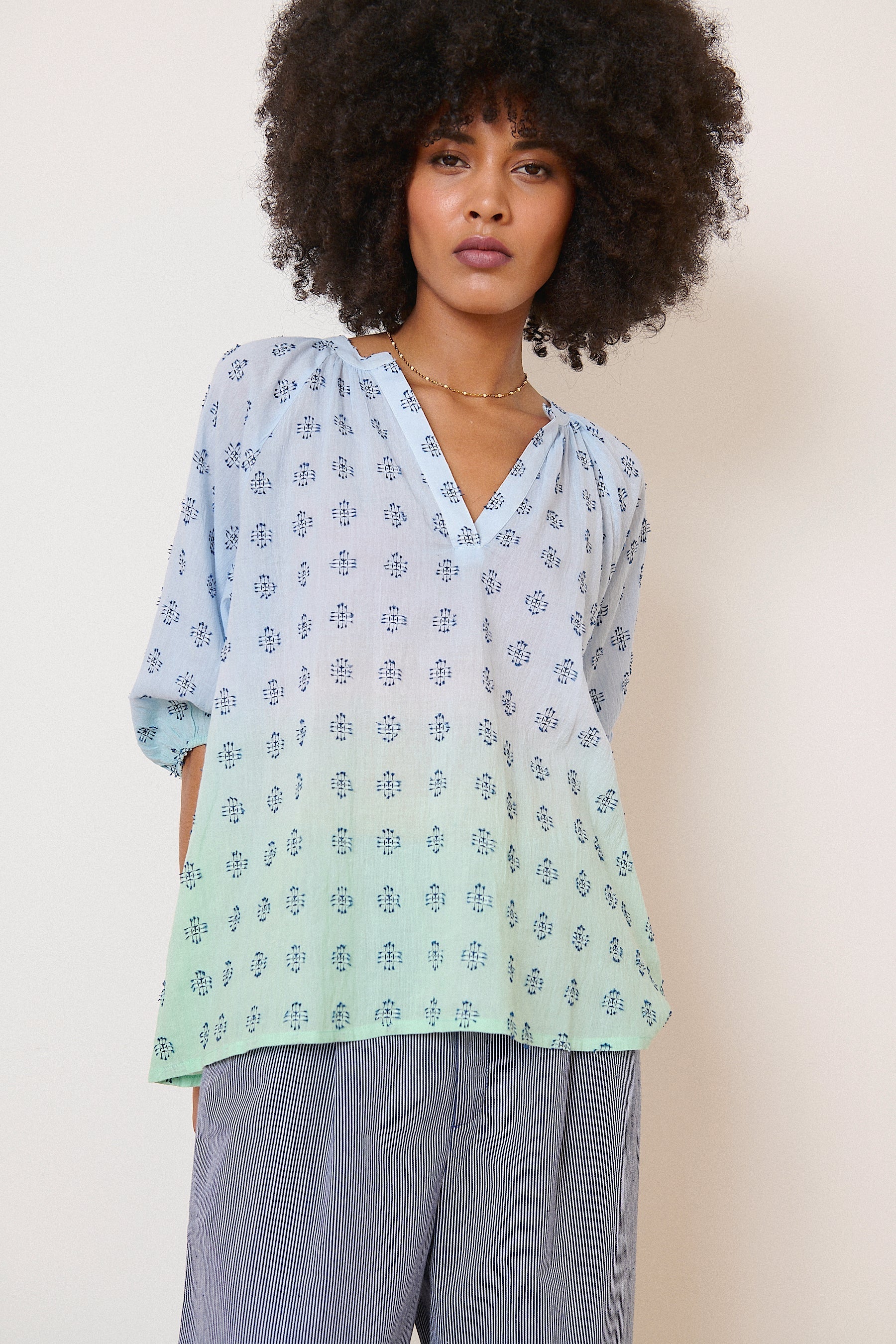 Haut à manches 3/4 avec broderie et col V collection printemps été femme garance paris