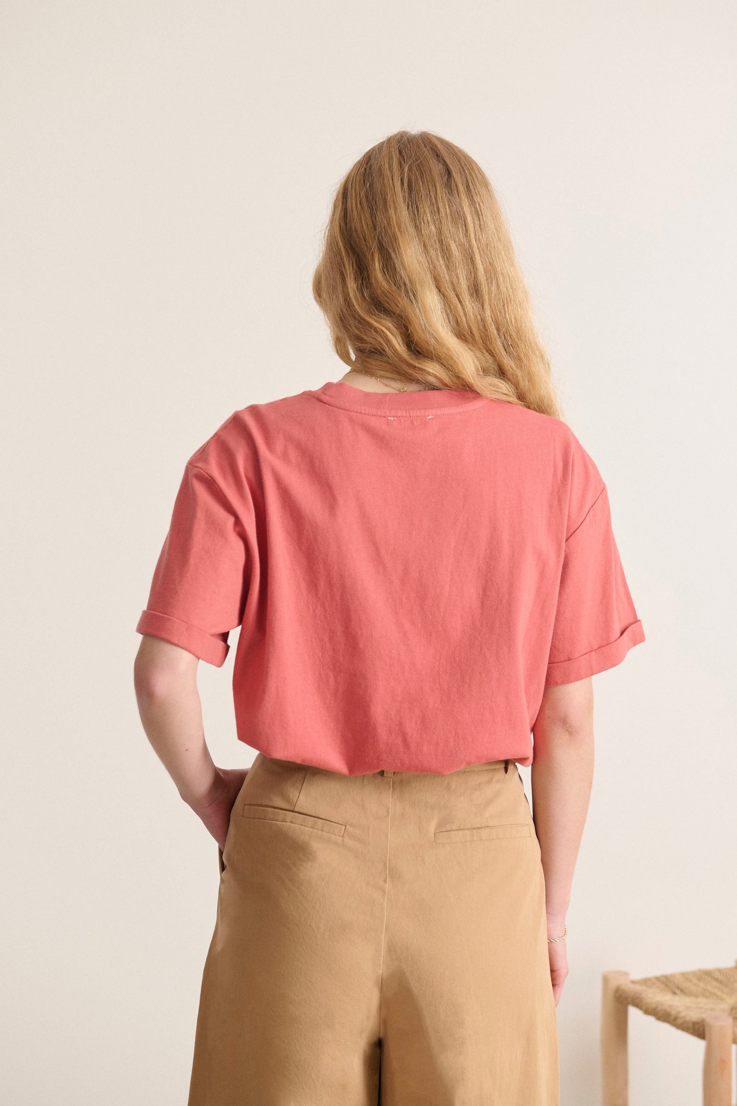 Haut format t-shirt à la coupe droite avec revers sur les manches et au col rond et volume légèrement oversize