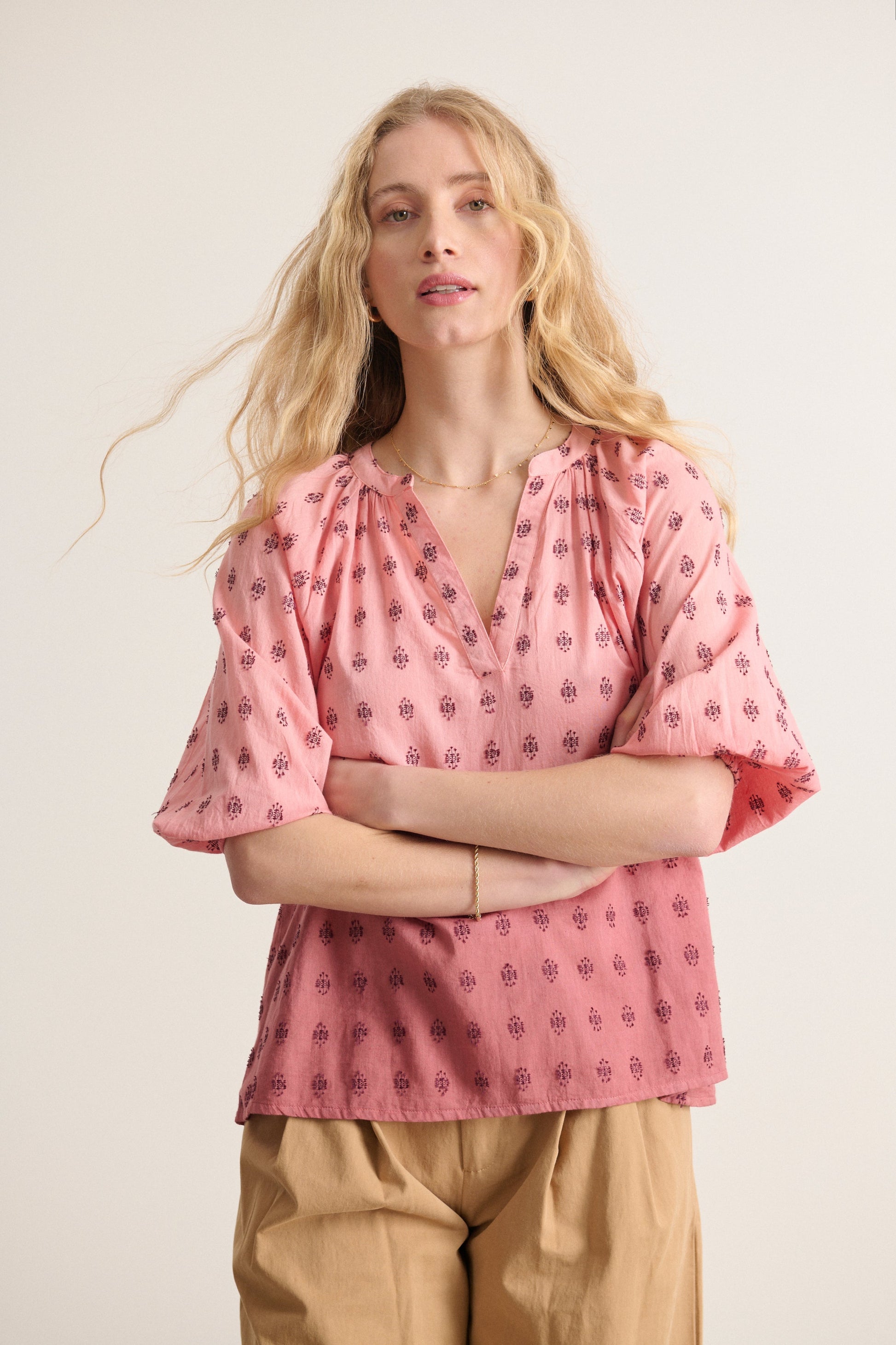 Haut large et léger en coton femme avec broderie délicate et manches bouffantes avec dip dye terre cuite haut coloré