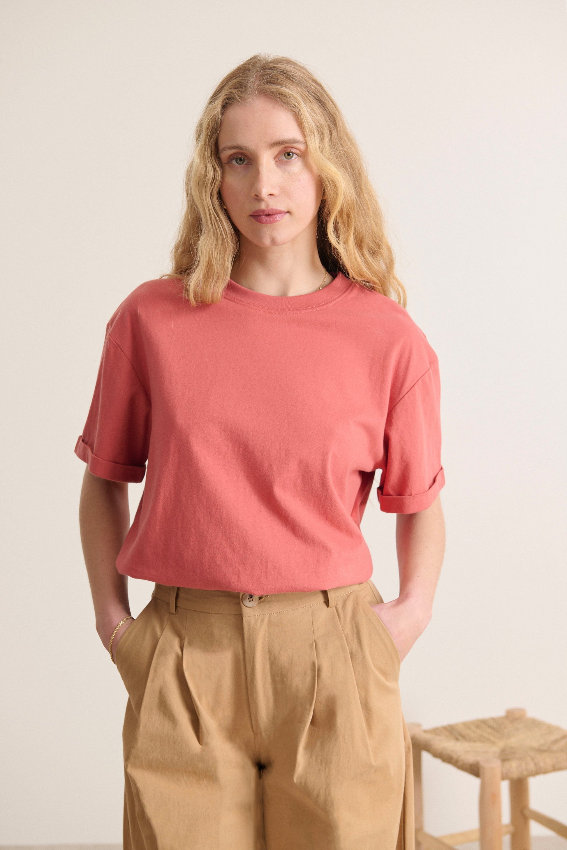 Tee-shirt couleur terre cuite coupe ample et droite avec col rond et matière 100% coton marque française Garance