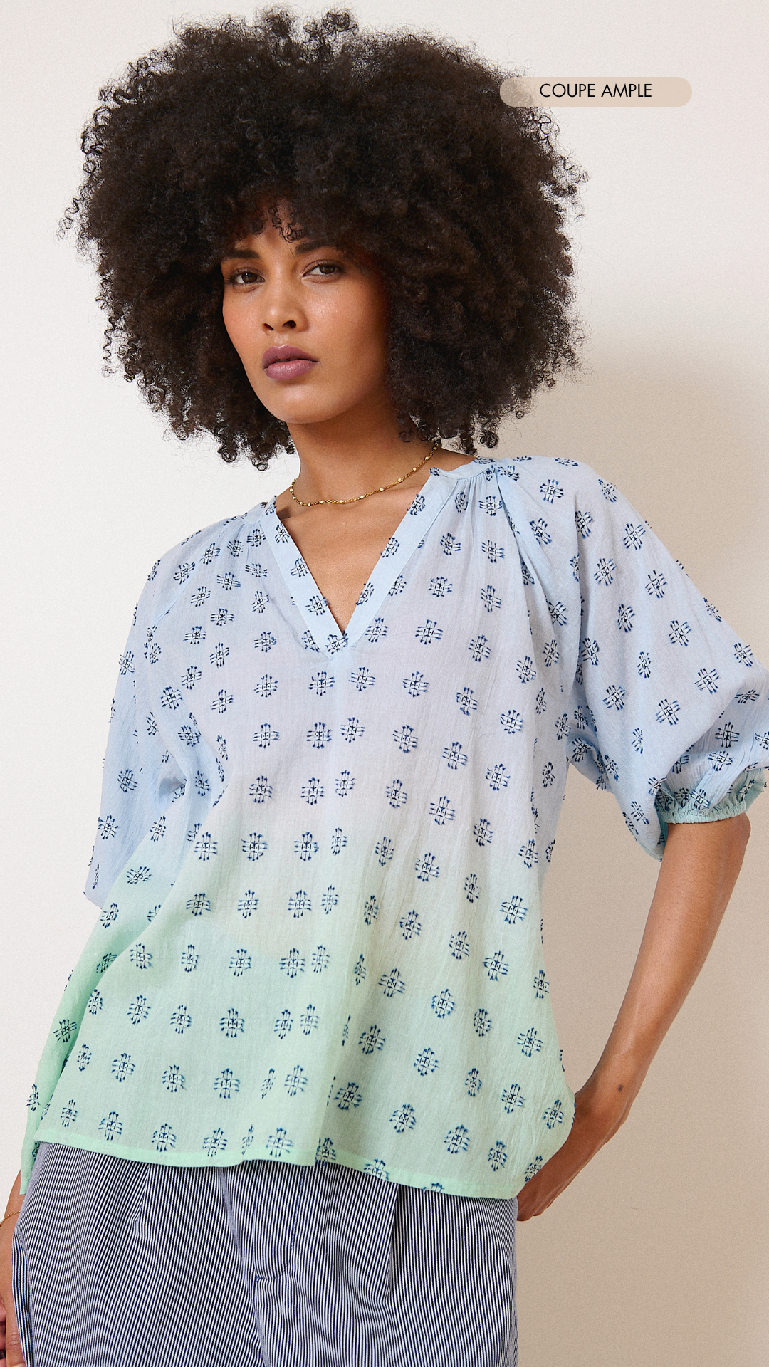 Blouse dip dye fait main dégradé vert et bleu à broderie plumetis collection femme