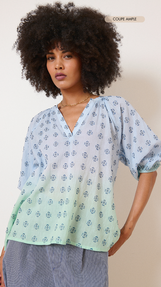 Blouse dip dye fait main dégradé vert et bleu à broderie plumetis collection femme