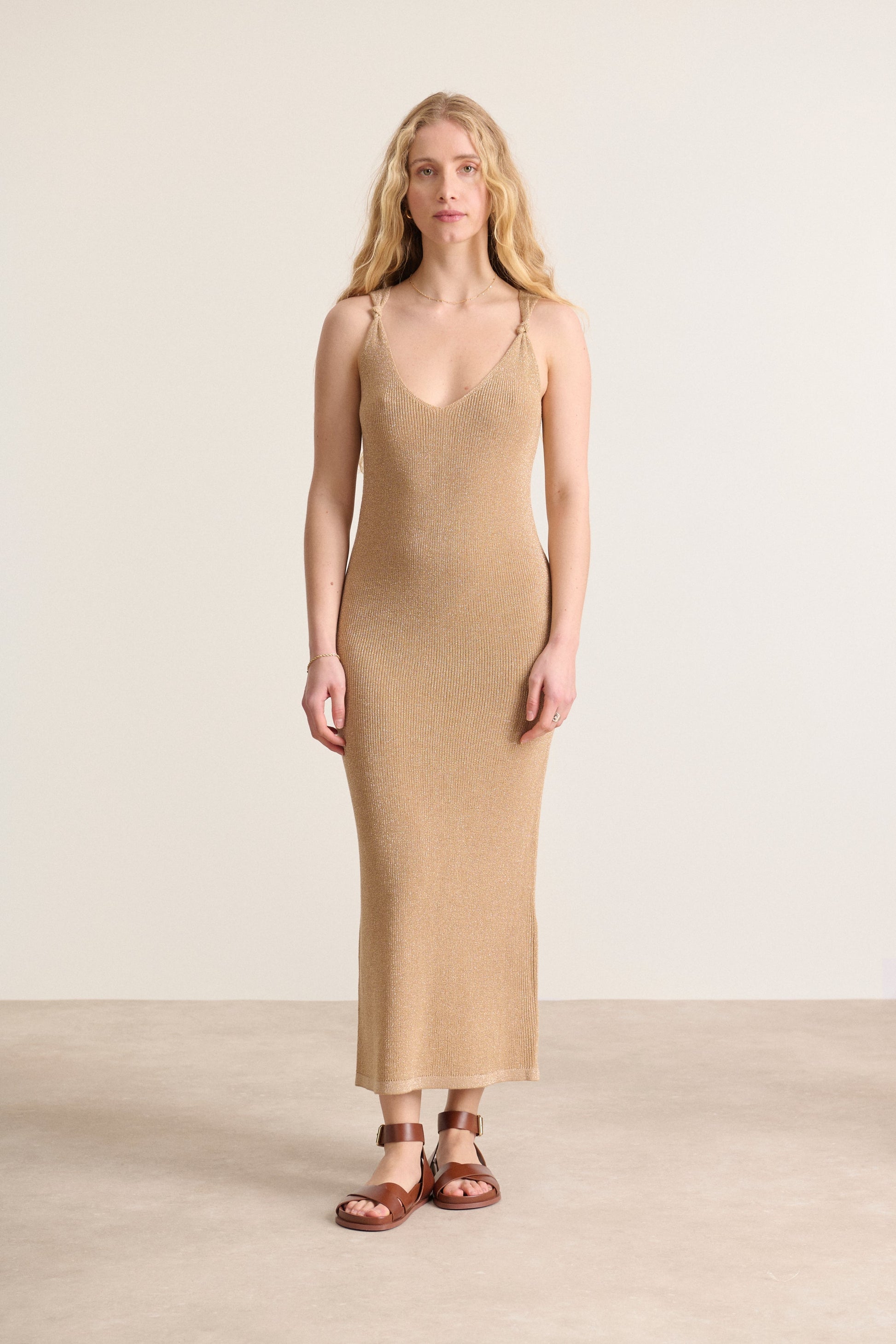 Tenue d'été légère et élégante robe longue près du corps en maille avec bretelles nouées et col V idée tenue invitée mariage