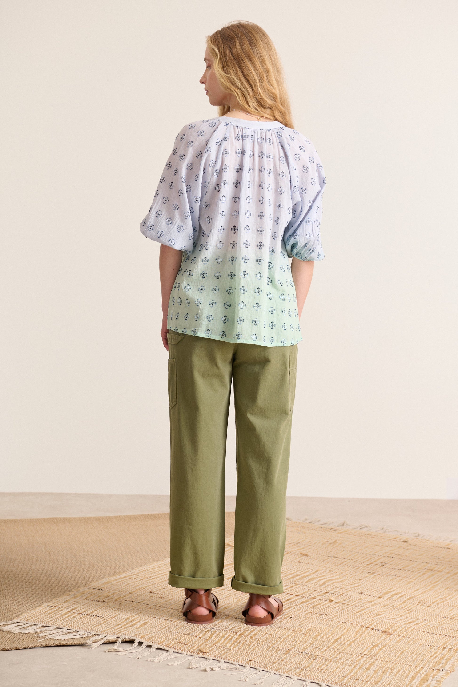Blouse col V en coton naturel large avec broderie plumetis Garance Paris femme