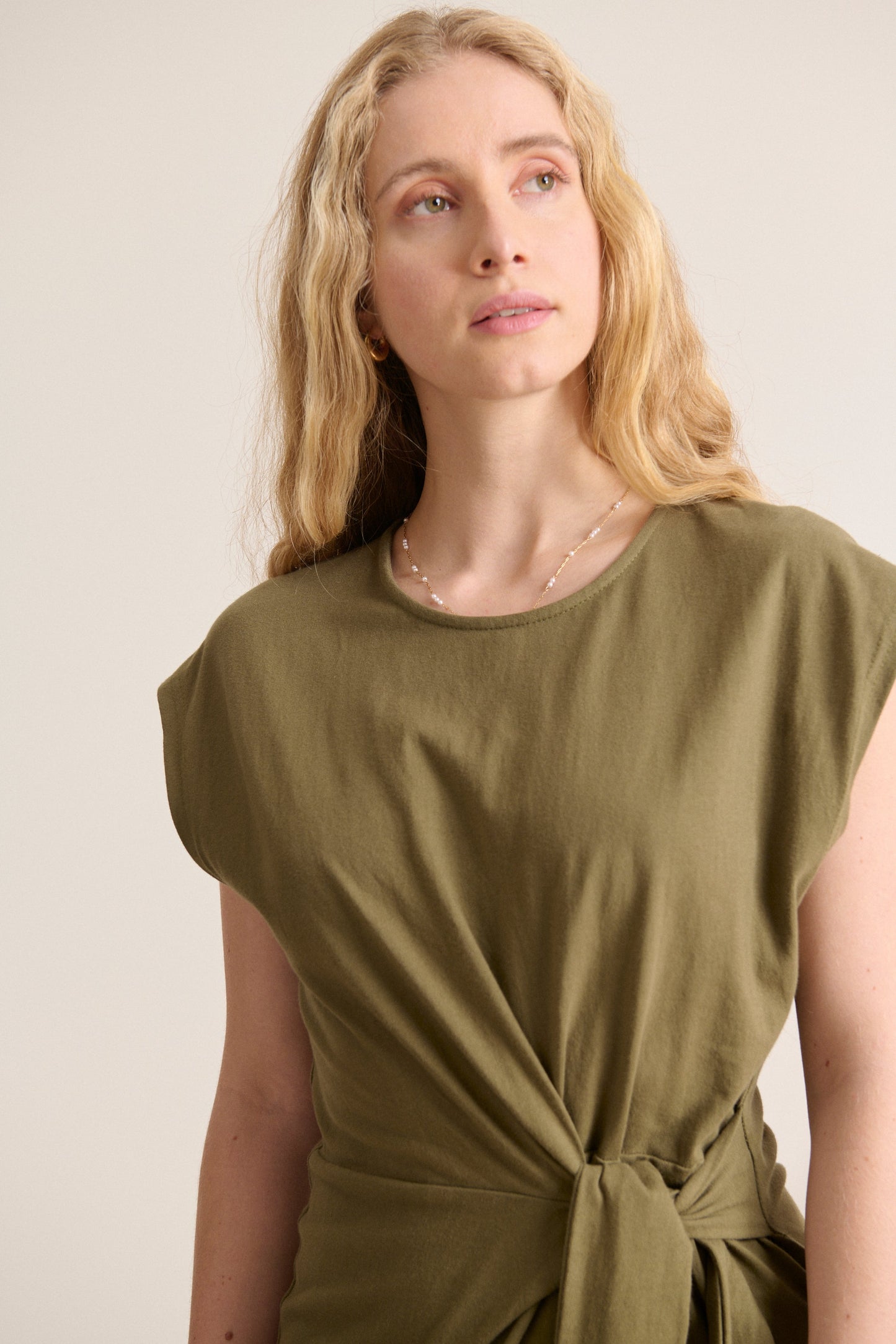Robe t-shirt fluide sans manches, col rond et nœud à la taille, parfaite pour l'été, Garance Paris.