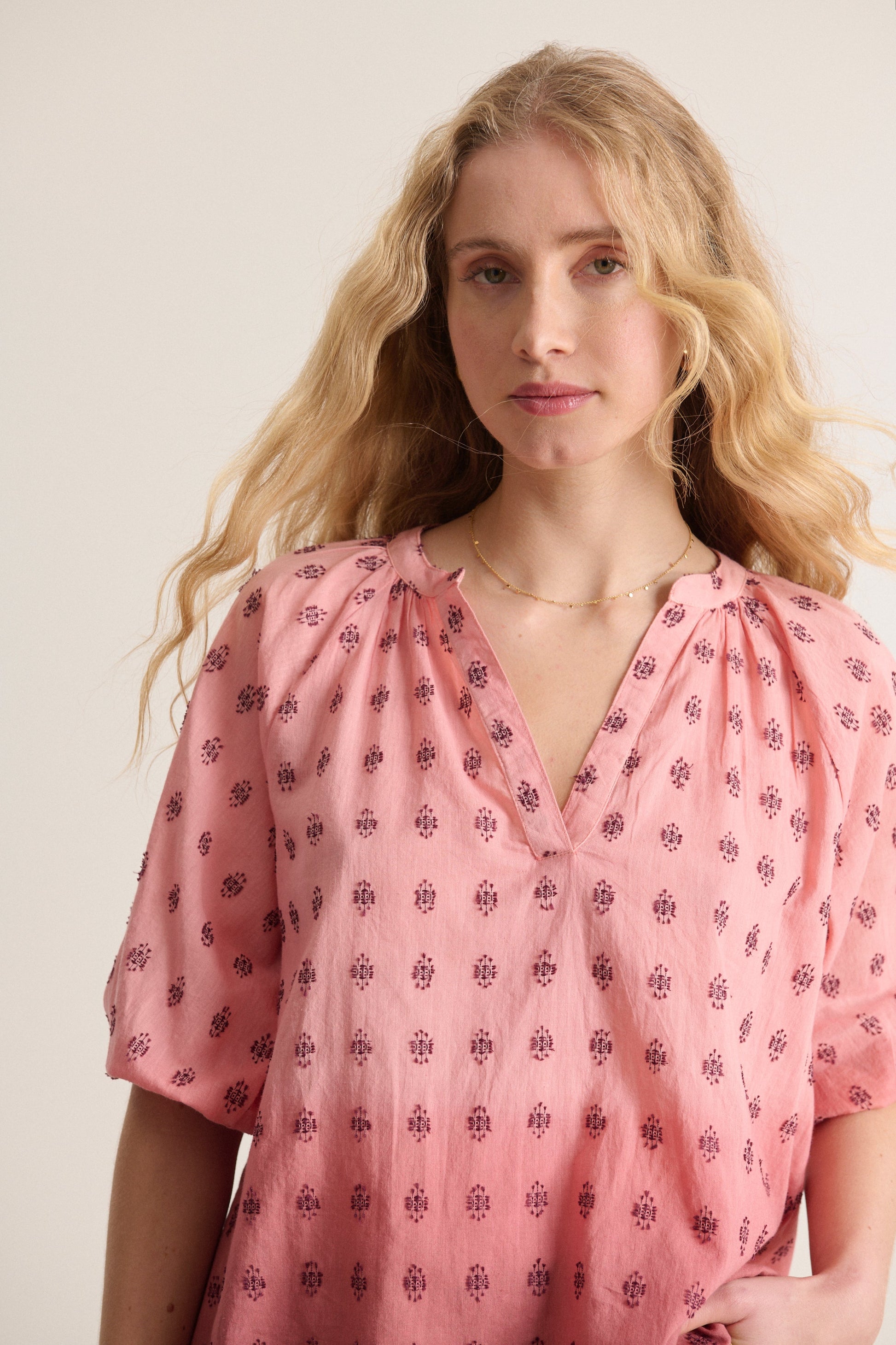Blouse collection printemps été coloris terre cuite avec broderie plumetis 100% coton dip dye réalisé à la main